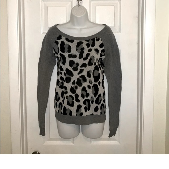 Express Women’s Animal Print Sweater Size XS 1P - Picture 1 of 6